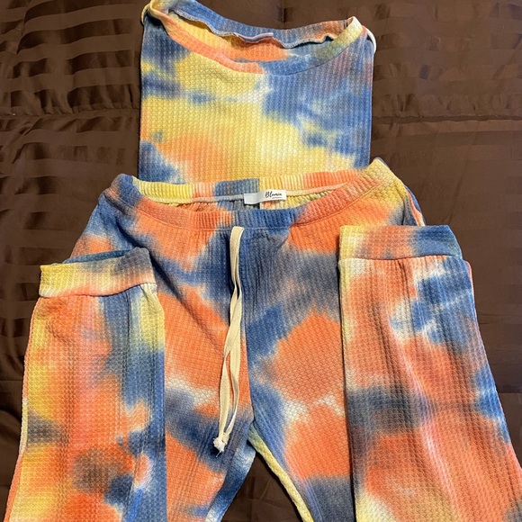 EUC Short Sleeve Tie Dye Lounge Set w/pockets! - Picture 5 of 7